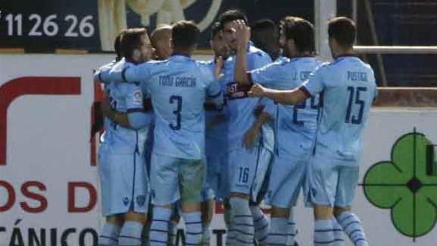 Los jugadores del Levante celebran un gol