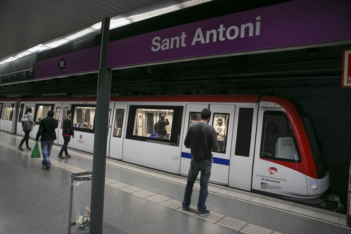 BARCELONA 2015/04/09 BARCELONA L-2 del metro parada de Sant Antoni-Universitat donde en agosto se realizaran obras para cambiar las viasFOTOGRAFIA DE JOAN CORTADELLAS