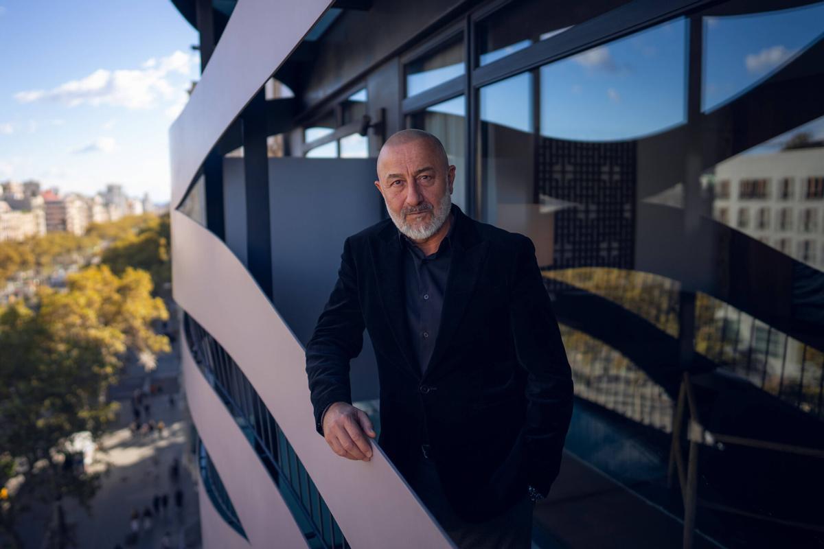 Barcelona, 21/11/2025. SOCIEDAD. José Luis Fernández, director del Suites Avenue, se jubila tras 37 años en Derby Hotels, carrera que inició como botones. Foto: Zowy Voeten / El Periódico.