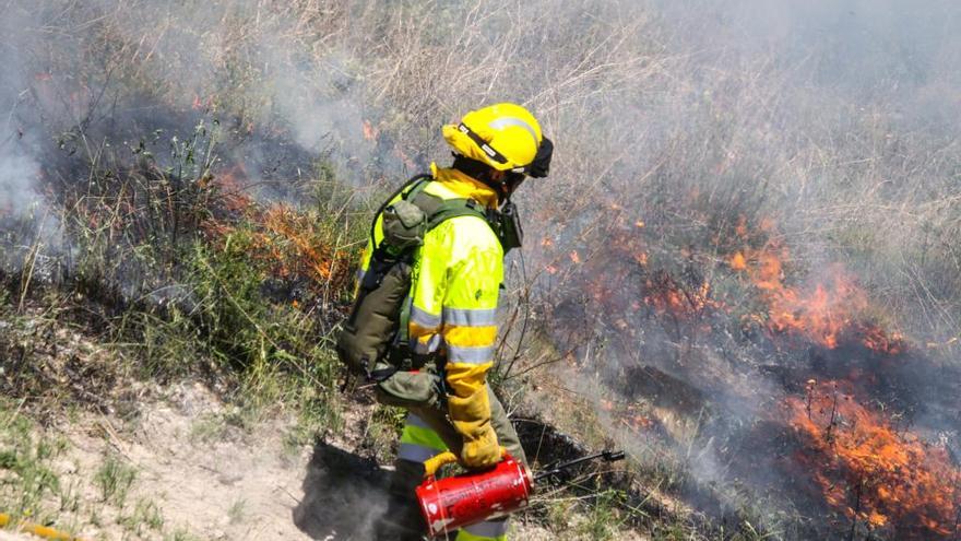 Bomberos forestales en una quema controlada el pasado mes de mayo.