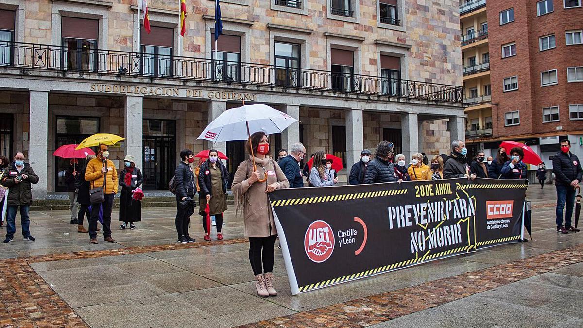 Concentración de UGT y CCOO frente a la Subdelegación del Gobierno.