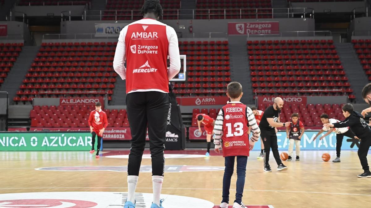Los jugadores del Casademont Zaragoza entrenan con niños por Navidad