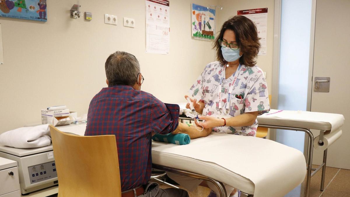 Un paciente recibe tratamiento para la hemofilia en un hospital.