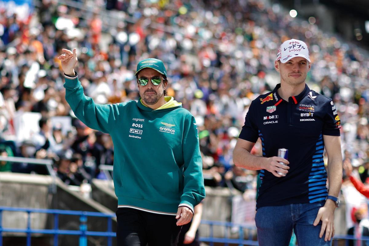 El piloto español Fernando Alonso (Aston Martin), junto a Max Verstappen (Red Bull).