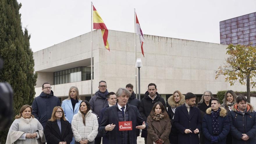 Carlos Marínez, con los candidatos, entre ellos el de  Zamora,Iñaki Gómez, primero por la izquierda segunda fila. | MIRIAM CHACÓN / ICAL
