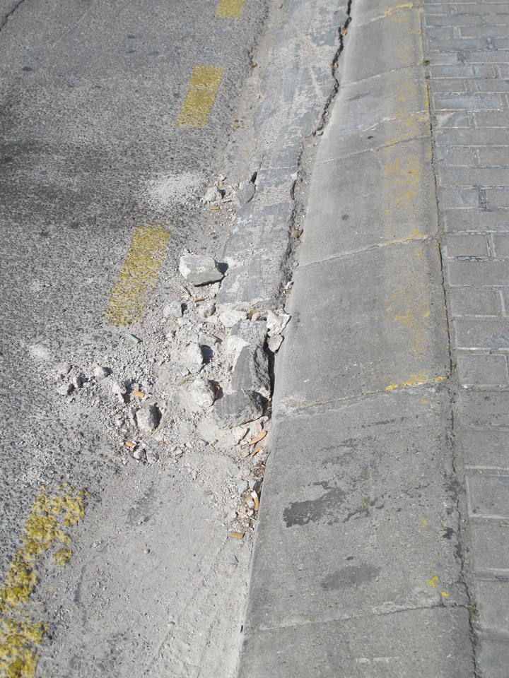 Vorera feta miques al carrer de la Trieta