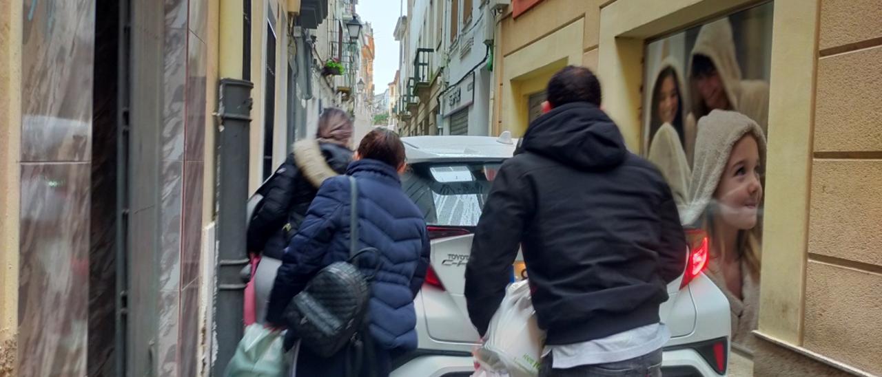 Compañeras de la víctima salen del piso donde se cometió el asesinato de una mujer en Plasencia.