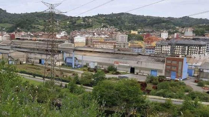 Los terrenos de la factoría de Felguera Melt, en La Felguera, con el río Nalón en primer término.