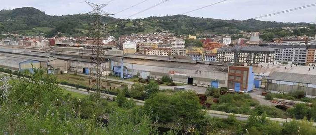 Los terrenos de la factoría de Felguera Melt, en La Felguera, con el río Nalón en primer término.