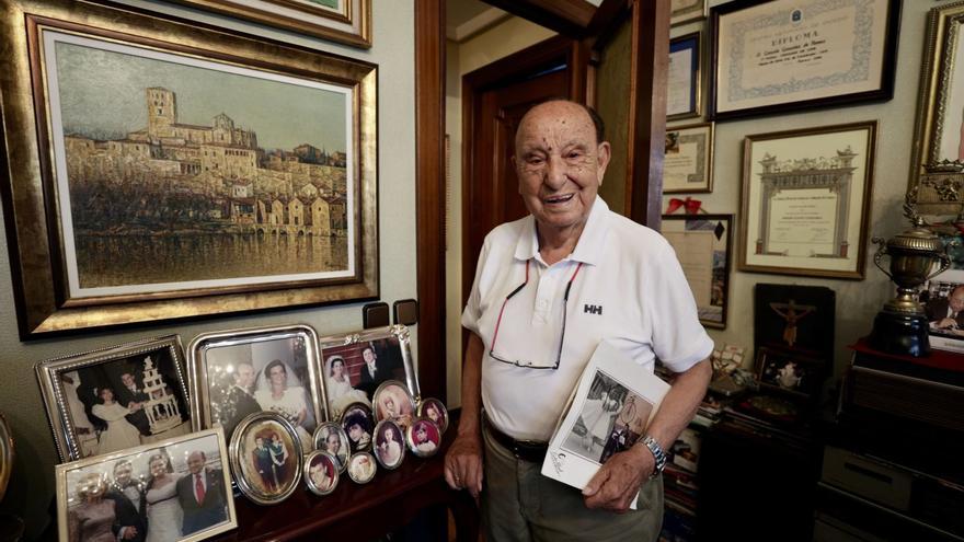 Gonzalo González, en su casa, junto a varias fotos familiares  y un cuadro del pintor Antonio Pedrero.
