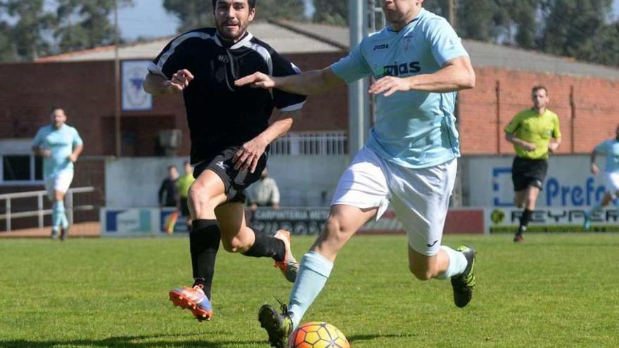 Un jugador del Villalonga avanza con el balón perseguido por un rival durante el partido de ayer. // N. Parga