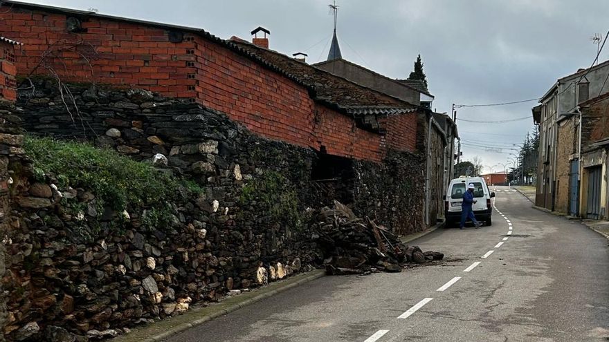 El derrumbe de una pared causa problemas en una carretera provincial de Zamora