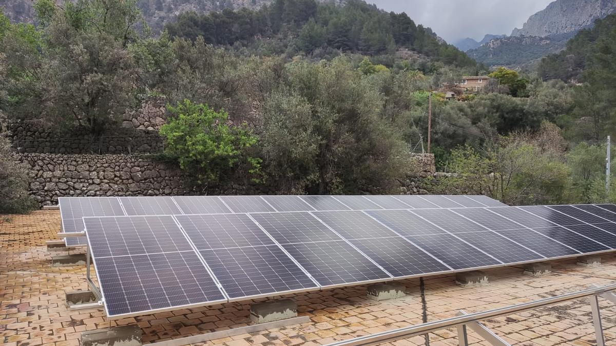 Imagen de una instalación de placas solares en el valle de Sóller.