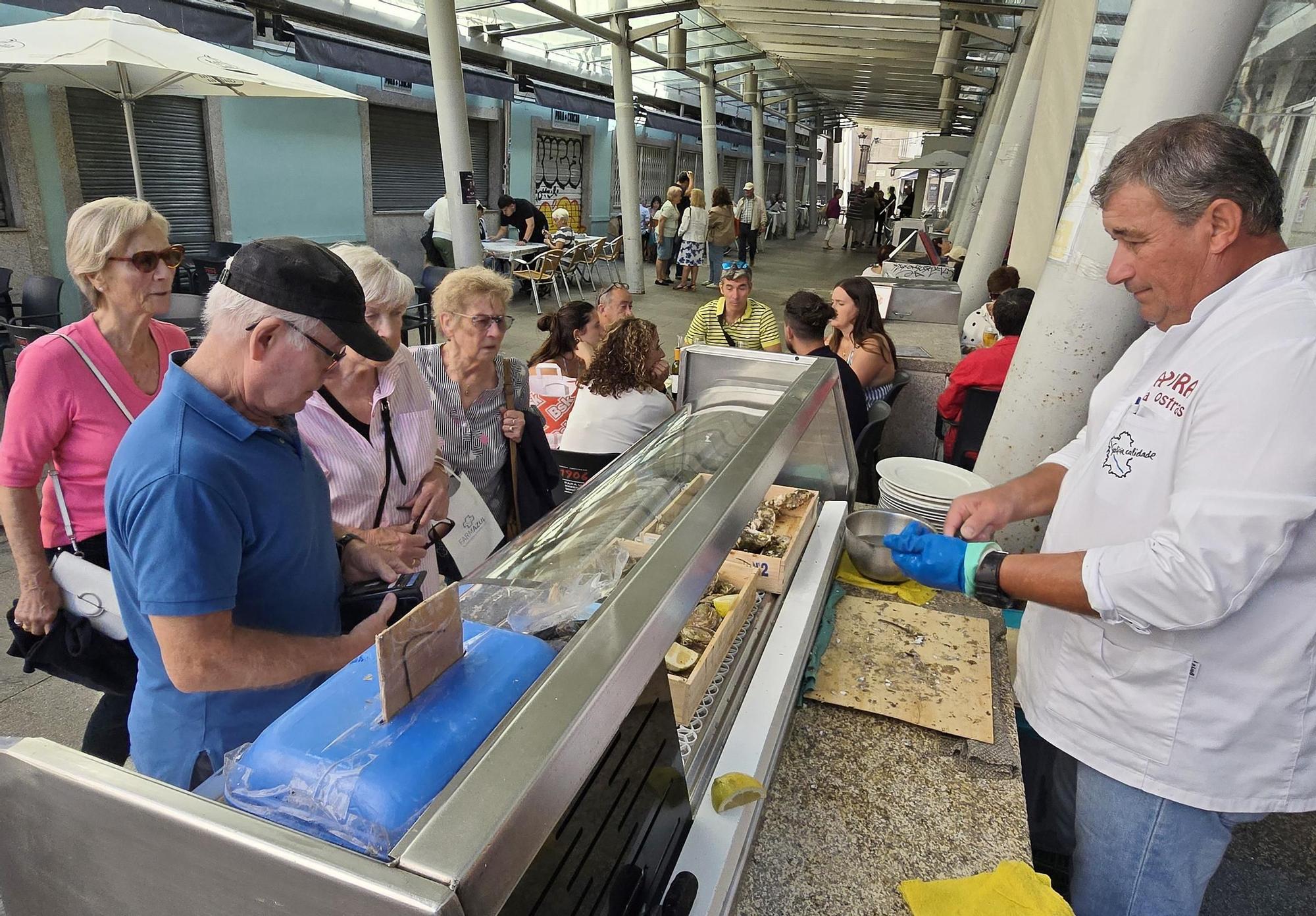 Visitantes y cruceristas del Island Sky y Costa Favolosa animaron un Vigo soleado