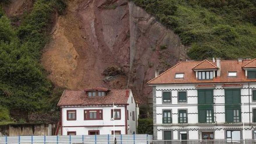 El argayo del monte Fuxa, con la vivienda afectada a la izquierda.