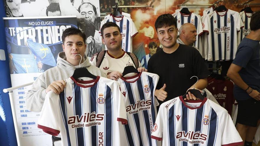 La nueva camiseta del Avilés ya conquista a la afición: "En persona me gusta muchísimo más"