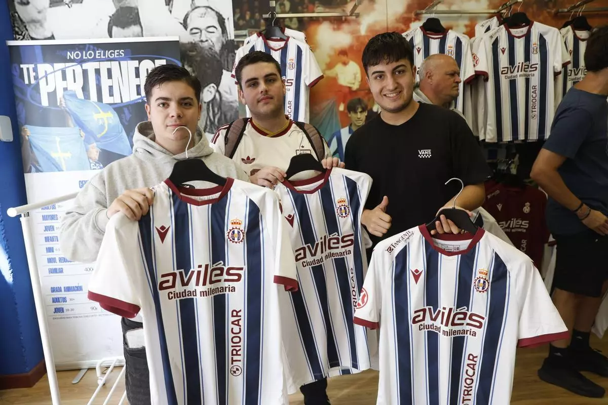 La nueva camiseta del Avilés ya conquista a la afición: "En persona me gusta muchísimo más"