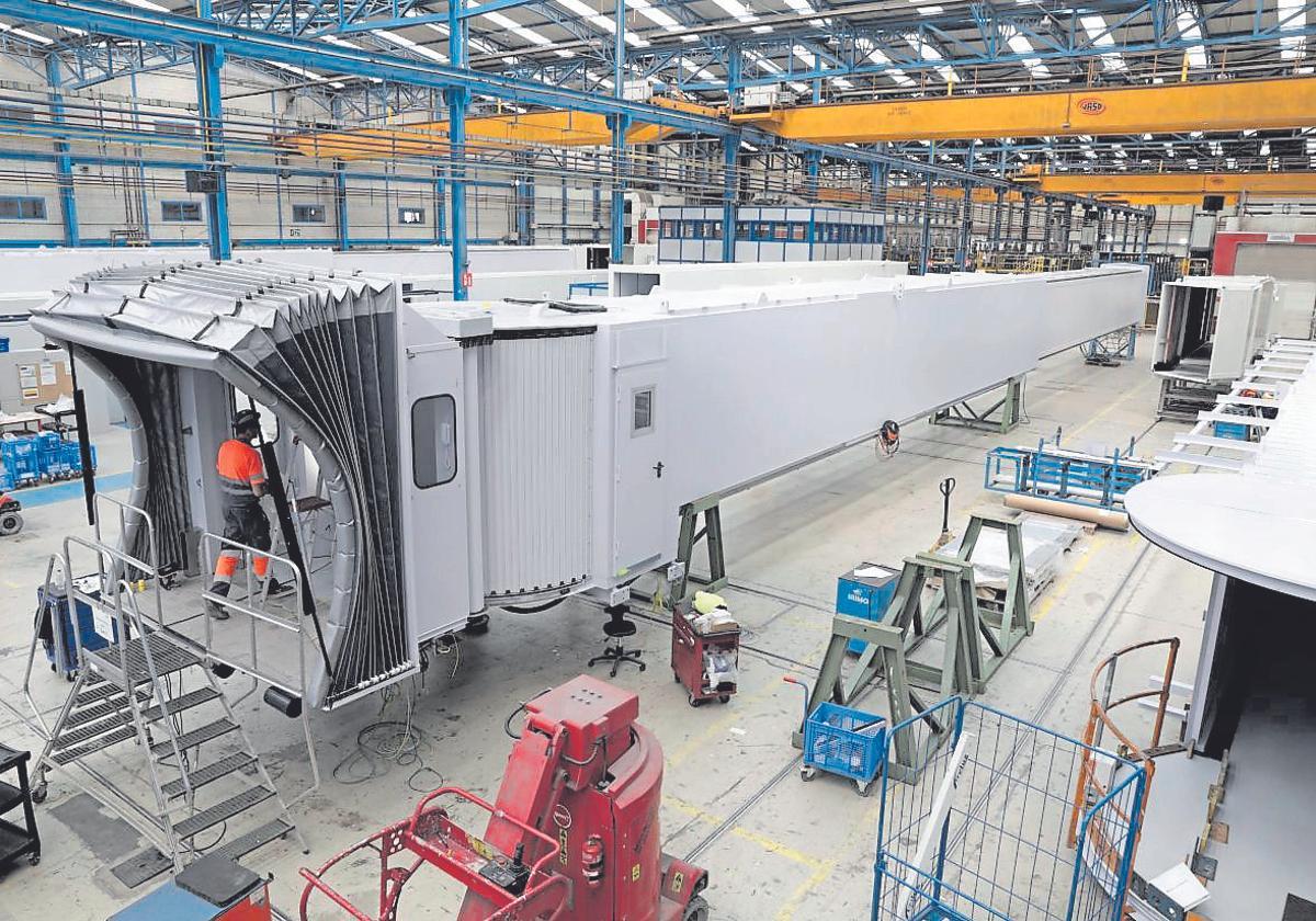 Interior de la fábrica de TK Airport Solutions, en el polígono de Baíña