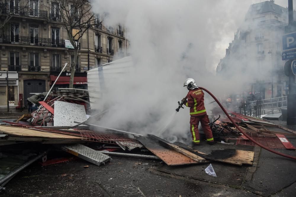 Enfrentamientos entre ''chalecos amarillos'' y Policía en París