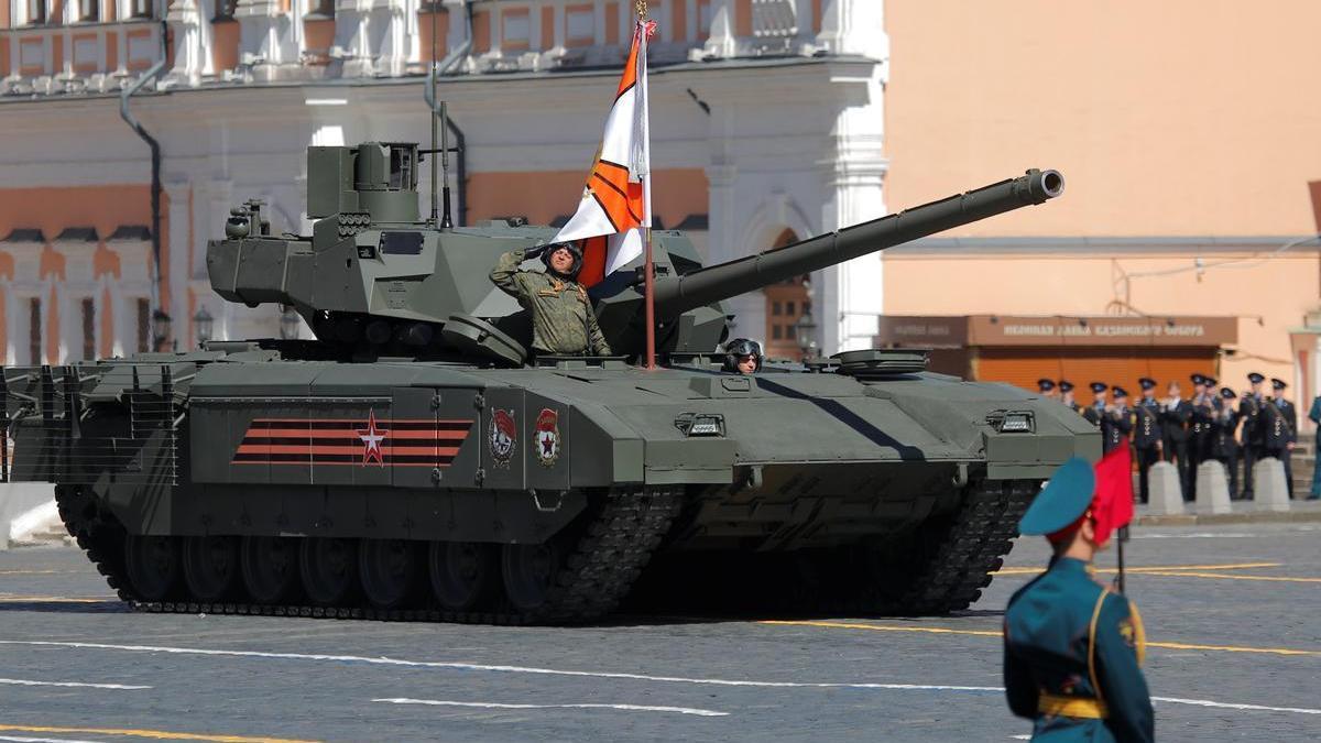 Soldados rusos conducen un tanque T-14 Armata durante el desfile del Día de la Victoria de 2018.