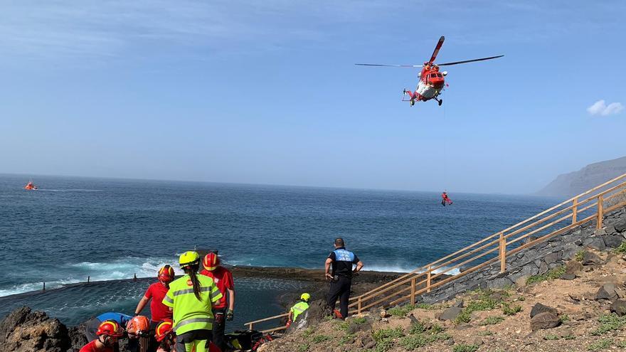 Rescatan a dos bañistas en apuros en la costa de Tenerife