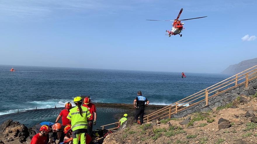 Rescate de dos personas en apuros en el mar en Santiago del Teide