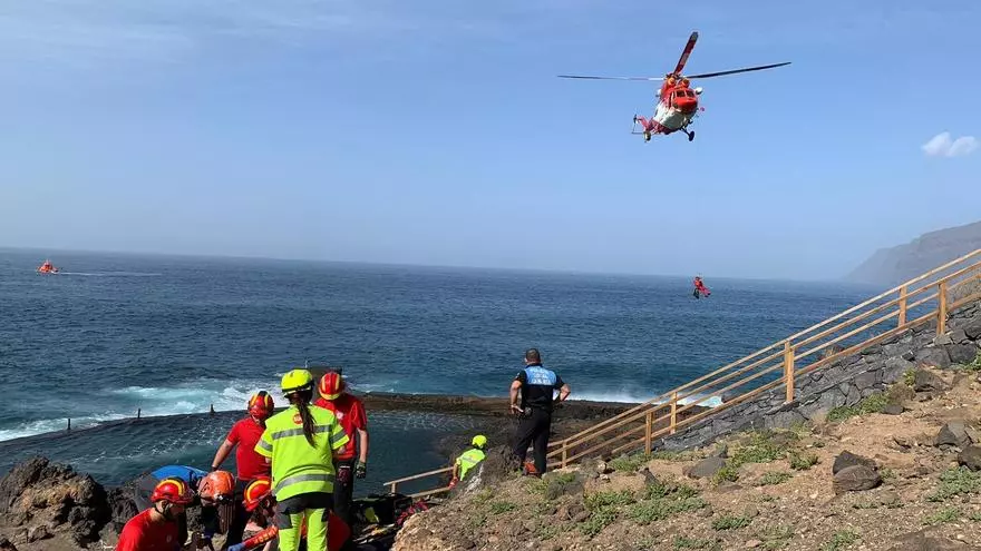 Rescatan a dos bañistas en apuros en la costa de Tenerife