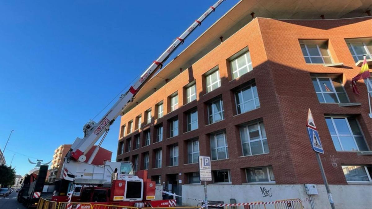 Instalación de la escalera principal en el edificio del Ferial, que ha obligado a regular el tráfico. | E. P.