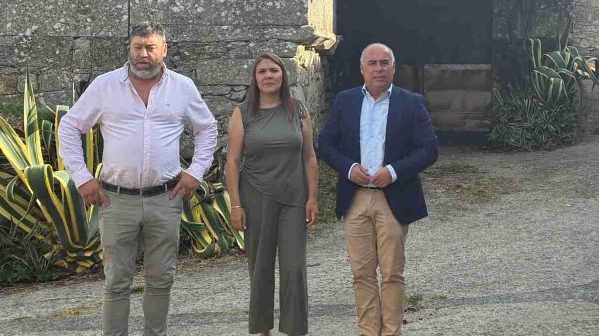 Óscar Val y Carmen Seijas acompañaron a Javier Tourís en su visita a la aldea de A Costa.