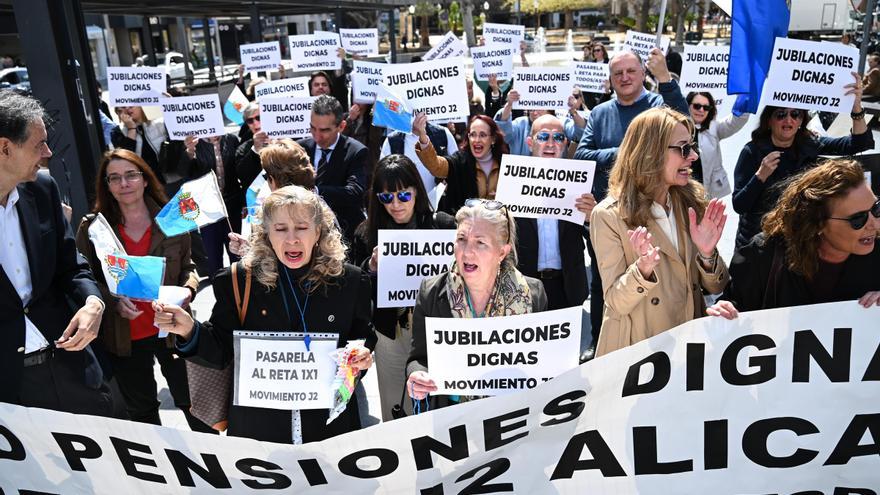 Protesta de abogados y procuradores en Alicante para reclamar la pasarela al RETA