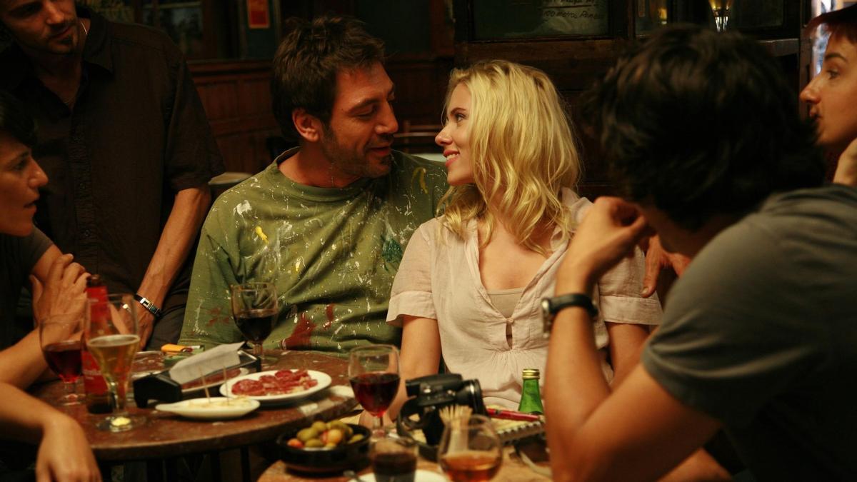 Javier Bardem y Scarlett Johansson, durante el rodaje de 'Vicky Cristina Barcelona' en el Bar Marsella.