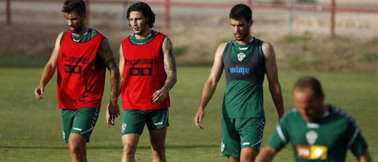 Los jugadores del Elche, durante el entrenamiento de ayer, en Altabix.