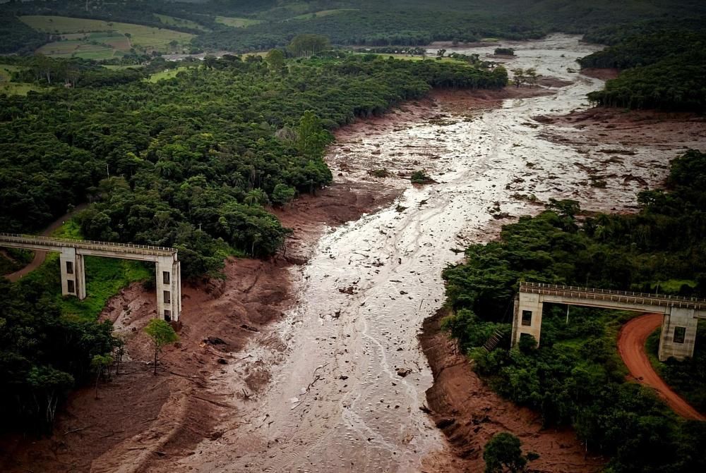 Más de 150 desaparecidos en Brasil por la rotura de una presa que contenía residuos minerales.