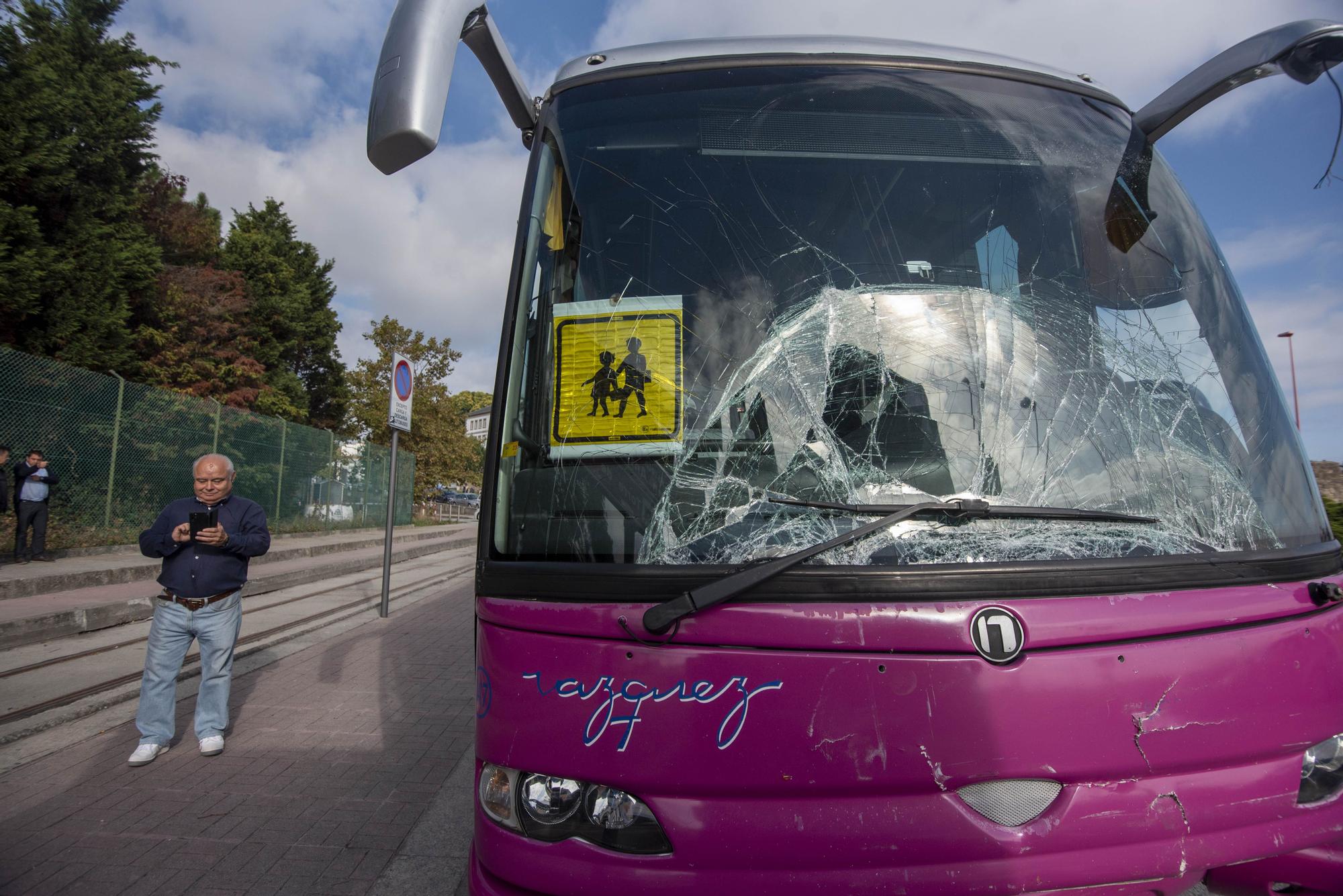 Doce niños heridos leves tras un accidente entre dos buses escolares en A Coruña