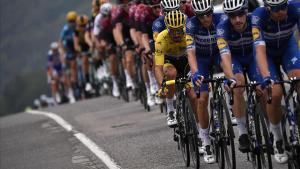 El pelotón del Tour 2019, con Julian Alaphilippe, todavía de amarillo.