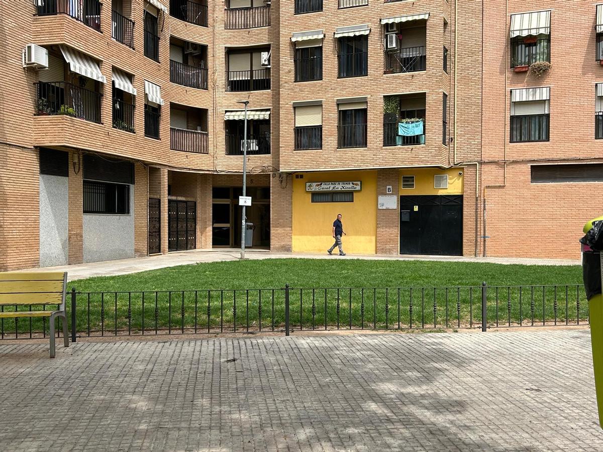 El casal de Parc de Trénor, con el cartel colgado por un vecino contra el local