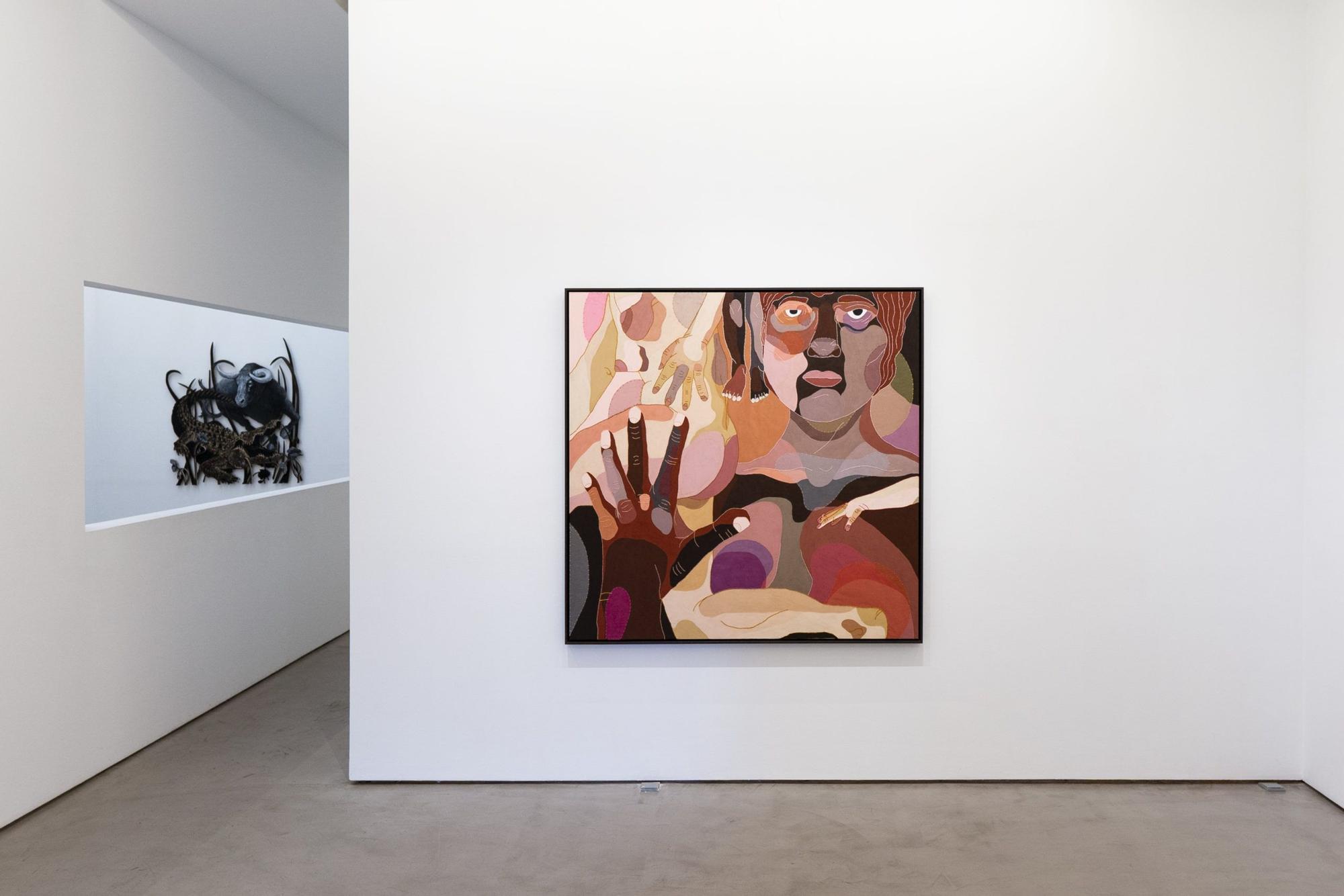 Vista de la exposición 'Selfie' en la galería Moisés Pérez Albéniz (MPA), con la obra de 'De ente et essentia VIII' (2022), de  Ela Fidalgo, en primer plano.
