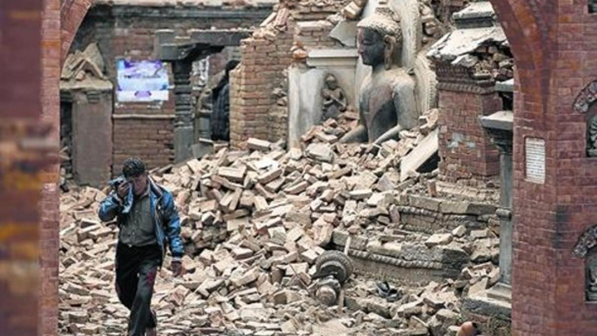 Por los suelos 8 Un hombre sale entre lágrimas de un templo en ruinas de Bhaktapur.