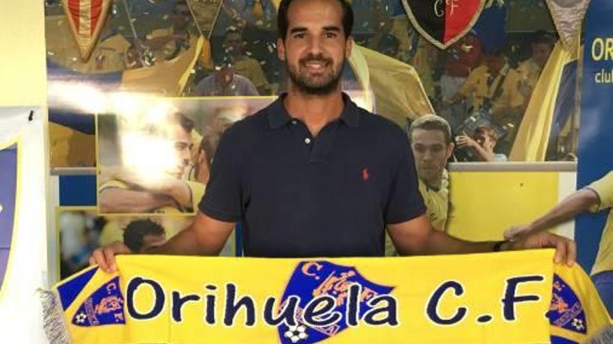 Antonio, capitán del Orihuela, con una bufanda del club.
