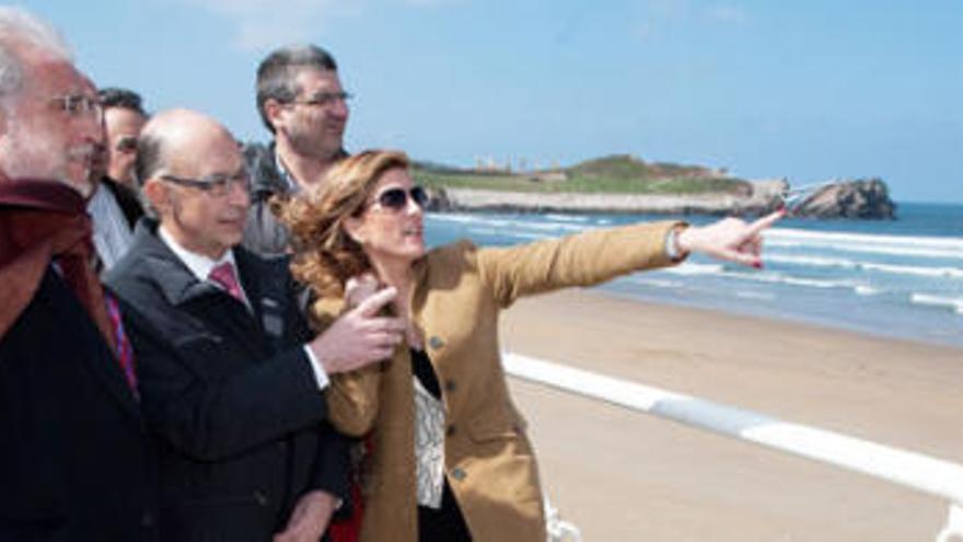 Por la izquierda, Jesús Pablo González-Nuevo Quiñones, Cristóbal Montoro e Isabel Pérez-Espinosa, en el paseo de Salinas.