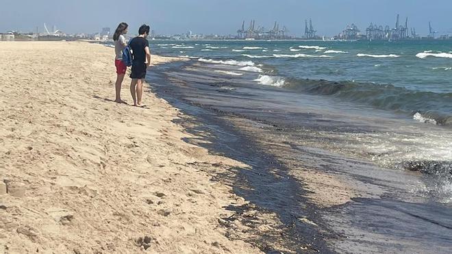 Un vertido de fuel alcanza varias playas de Valencia