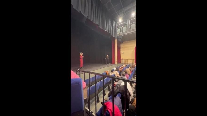Momento en el que la actriz valenciana Susana Pastor fue interrumpida en plena actuación por una edil del PP