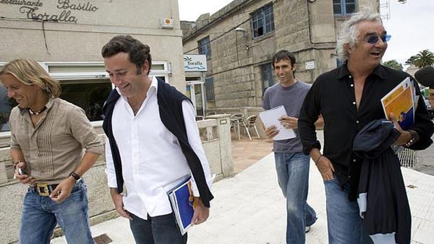 Míchel Salgado, Flavio Briatore y Alejandro Agag, ayer en las inmediaciones del restaurante Basilio, en Canido.