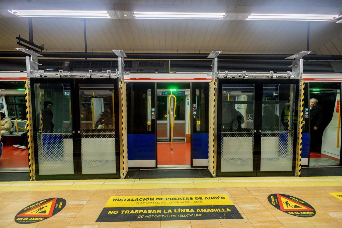 Varias puertas de andén colocadas en la línea 6 del Metro de Madrid.