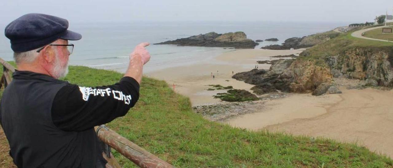 Antonio Alonso muestra su rincón favorito de la playa tapiega.