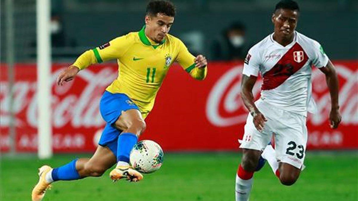 Coutinho, en una acción del Perú-Brasil (2-4) correspondientes a las Eliminatorias Sudamericanas para el Mundial de Catar 2022