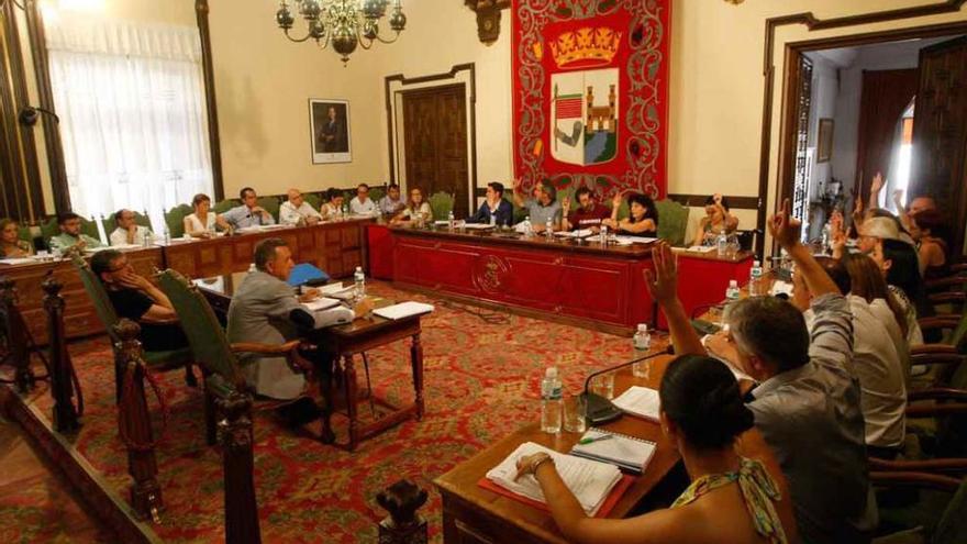 Los concejales votan una propuesta durante uno de los últimos plenos en el Ayuntamiento de Zamora.