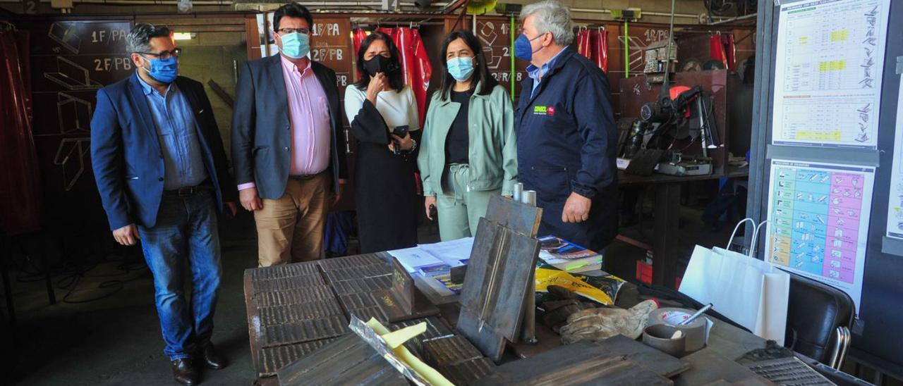 El alcalde Viéitez, segundo por la izquierda, en una visita al polígono industrial en A Pedreira. |  // I.ABELLA