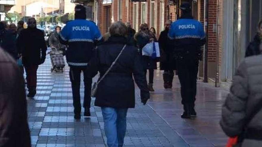 Dos agentes de Policía, por la calle Herreros.