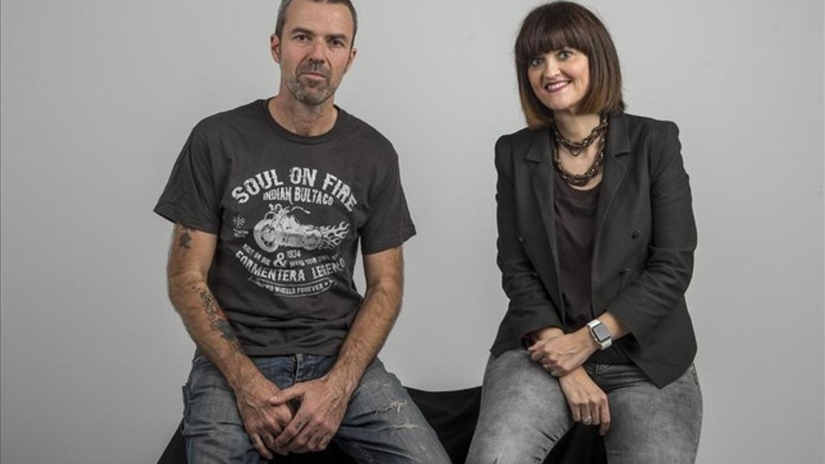 Pau Donés y la oncóloga Elena Élez, en el estudio de EL PERIÓDICO.